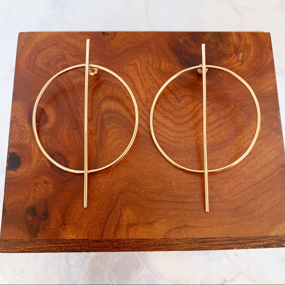 Gold Tone Large Circle Line Graphic Earring